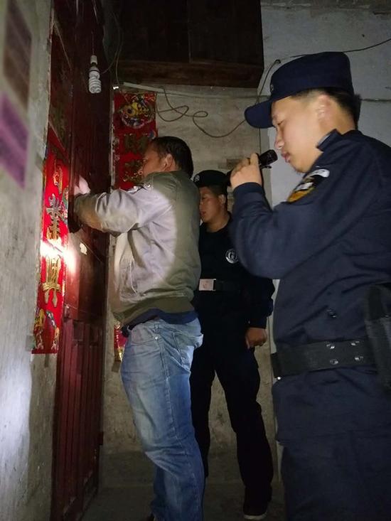 鞍山粗心妈妈误将幼女锁家中 