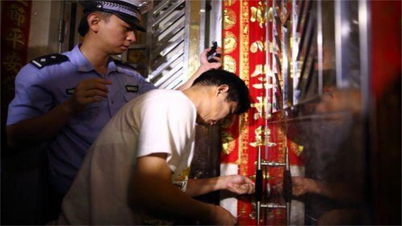 鞍山请开锁师傅开了锁后，师傅